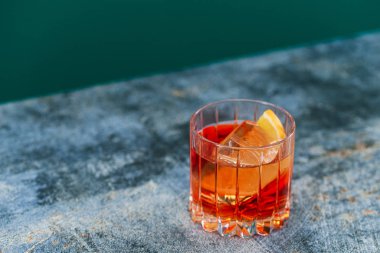 Bir bardak buzlu ve limonlu alkolik kuyruk.