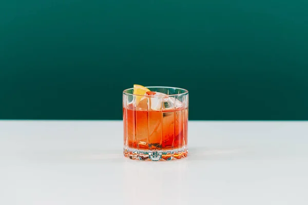 Alkoholhaltigt Glas Med Och Citronskiva — Stockfoto