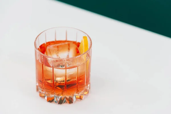Ένα Ποτήρι Αλκοολούχο Κοκτέηλ Πάγο Και Φέτα Λεμονιού — Φωτογραφία Αρχείου