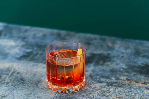 Ένα Ποτήρι Αλκοολούχο Κοκτέηλ Πάγο Και Φέτα Λεμονιού — Φωτογραφία Αρχείου