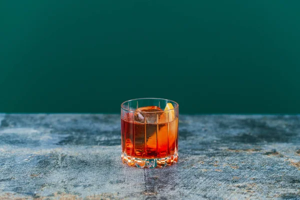 Glas Van Alcoholische Coctail Met Ijs Citroenschijfje — Stockfoto