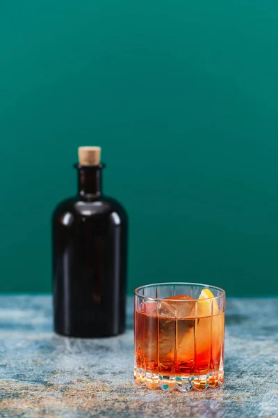 Склянка Алкогольного Коктейлю Льодом Лимонним Шматочком — стокове фото