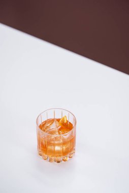 Cam, viski ve buz küpleri beyaz masada.