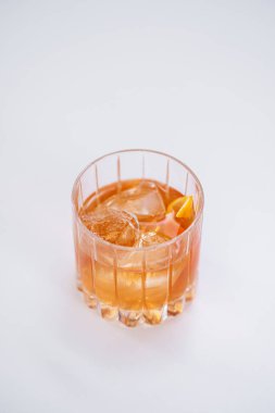 Cam, viski ve buz küpleri beyaz masada.