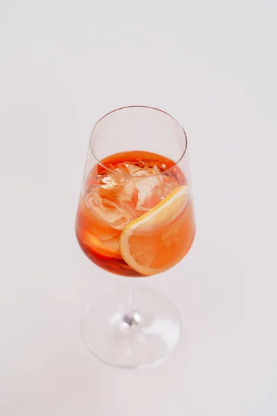 Ποτήρι Από Κοκτέιλ Aperol Spritz Πάγο Και Πορτοκάλι Λευκό Τραπέζι — Φωτογραφία Αρχείου