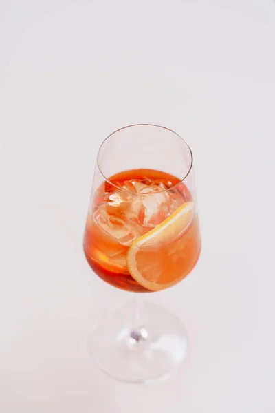 Glas Aperol Spritz Cocktail Mit Eis Und Orange Auf Weißem — Stockfoto