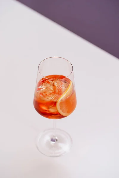 Bicchiere Cocktail Spritz Mele Con Ghiaccio Arancia Sul Tavolo Bianco — Foto Stock