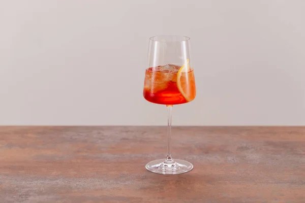 Ένα Ποτήρι Κοκτέιλ Aperol Spritz Πάγο Και Πορτοκάλι Ανοιχτό Φόντο — Φωτογραφία Αρχείου