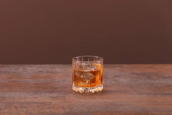 Szkło Whisky Oraz Kostki Lodu Drewnianym Stole — Zdjęcie stockowe