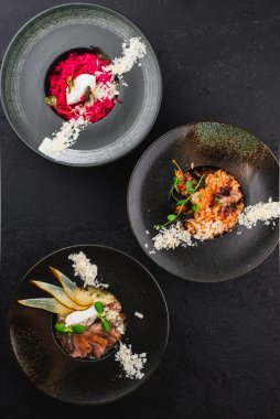 Siyah tabakta parmesan peyniri desenli leziz risotto seti.