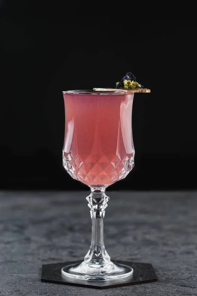Vista Vicino Cocktail Rosa Alcool Con Ghiaccio Sul Tavolo Cemento — Foto Stock