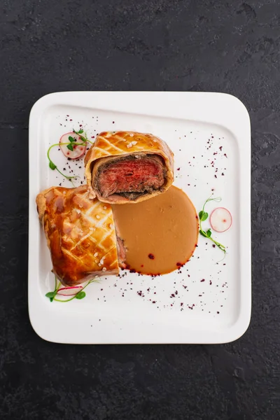 Steak Bœuf Cuit Four Pâtisserie Avec Sauce Brune Sur Plaque — Photo