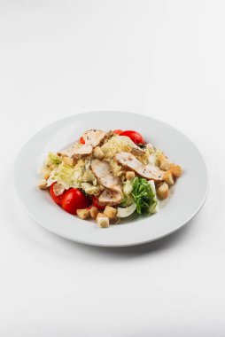 Kızarmış tavuk, yumurta ve ekmek beyaz tabakta sebze salatası