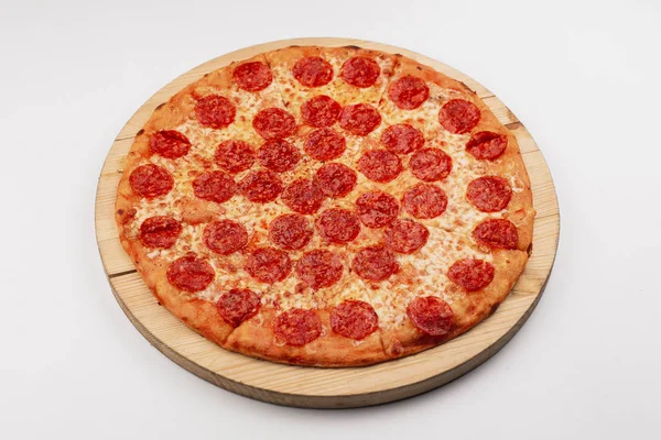 Pizza Pepperoni Clássico Com Molho Tomate Salsichas Pepperoni Placa Madeira — Fotografia de Stock