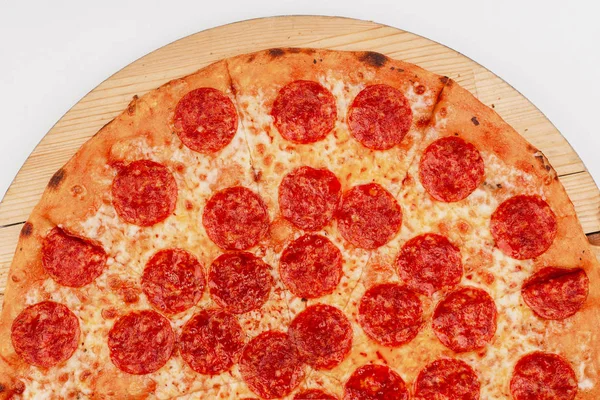 Klassische Paprika Pizza Mit Tomatensauce Und Paprika Würstchen Auf Holzteller — Stockfoto