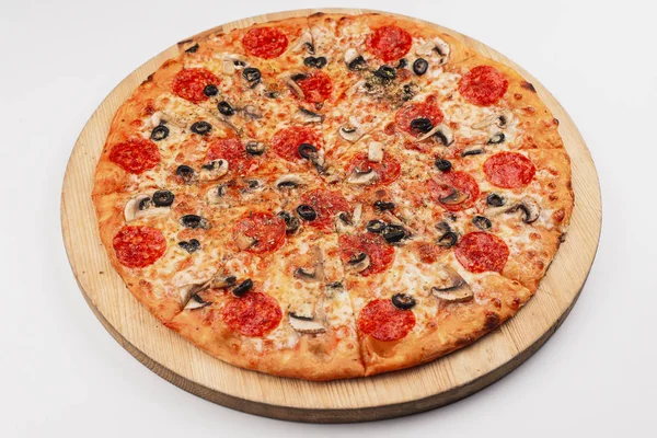 Pizza Mit Tomatensauce Salami Oliven Und Pilzen Auf Holzteller Serviert — Stockfoto