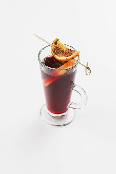 Ποτήρι Κόκκινο Gluhwein Φέτες Πορτοκαλιού Από Κοντά — Φωτογραφία Αρχείου