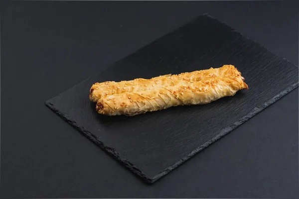 Freshly Baked Rollini Cheese Sesame Seeds Black Plate — Stok fotoğraf