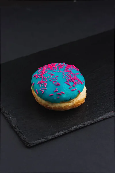 Draufsicht Auf Donut Mit Blauer Glasur Auf Schwarzem Teller — Stockfoto