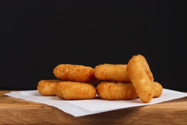 Tahta masada leziz tavuk nuggetları.