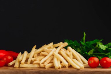 Tahta masada patates kızartması, fast food konsepti.