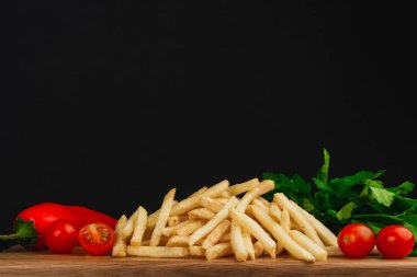 Tahta masada patates kızartması, fast food konsepti.