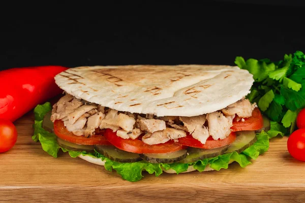 Doner Kebab Péksüteményből Készült Fából Készült Asztal — Stock Fotó