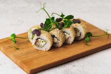 Avokado ve susamlı lezzetli suşi ruloları.