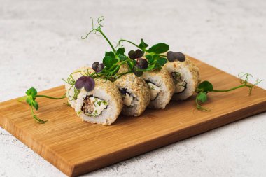 Avokado ve susamlı lezzetli suşi ruloları.