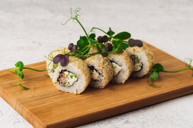 Avokado ve susamlı lezzetli suşi ruloları.