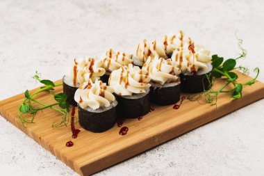 Suşi servisine yakından bak, üstünde krem peynir olsun.