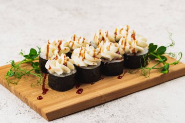 Suşi servisine yakından bak, üstünde krem peynir olsun.