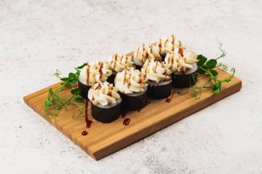 Suşi servisine yakından bak, üstünde krem peynir olsun.