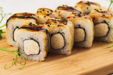 Maki Suşi, Tütsülenmiş Somon ile Rolls, Krem Peynir içinde