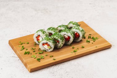 Yakın çekim, ahşap tahtada lezzetli suşi.