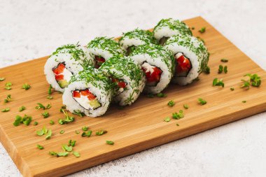 Yakın çekim, ahşap tahtada lezzetli suşi.