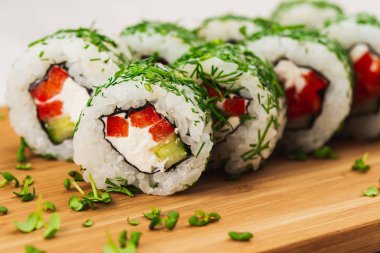 Yakın çekim, ahşap tahtada lezzetli suşi.