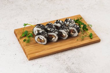 Suşi, avokado, yosun ve Japon yemeği.