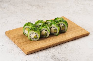 Yakın çekim, ahşap tahtada lezzetli suşi.