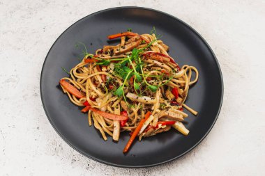 Io mein geleneksel Çin yemeği. Yumurtalı erişte ve sebzeli.