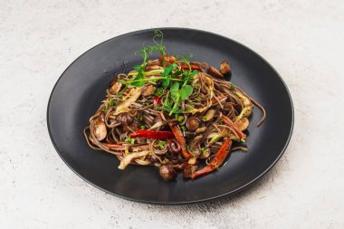 Io mein geleneksel Çin yemeği. Yumurtalı erişte ve sebzeli.