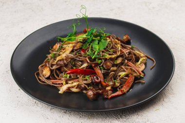 Io mein geleneksel Çin yemeği. Yumurtalı erişte ve sebzeli.