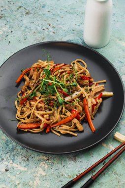 Io mein geleneksel Çin yemeği. Yumurtalı erişte ve sebzeli.