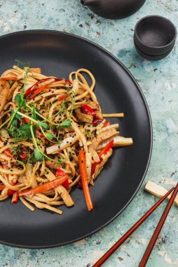 Io Mein ile siyah tabak, Çin yemeği yumurta eriştesi ve sebze.