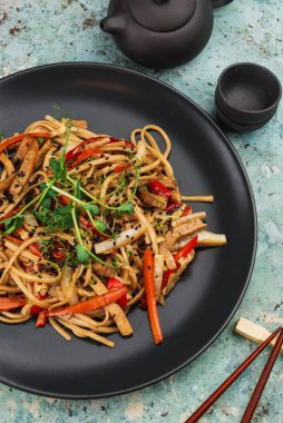 Io Mein ile siyah tabak, Çin yemeği yumurta eriştesi ve sebze.