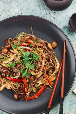 Io Mein ile siyah tabak, Çin yemeği yumurta eriştesi ve sebze.