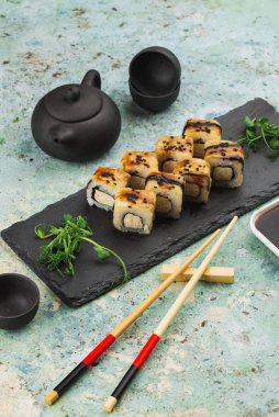 Kara tahtada servis edilen taze lezzetli suşi.