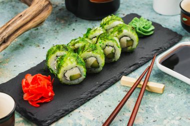 Avokado, krem peynir, zencefil ve wasabi soslu Japon suşisi.