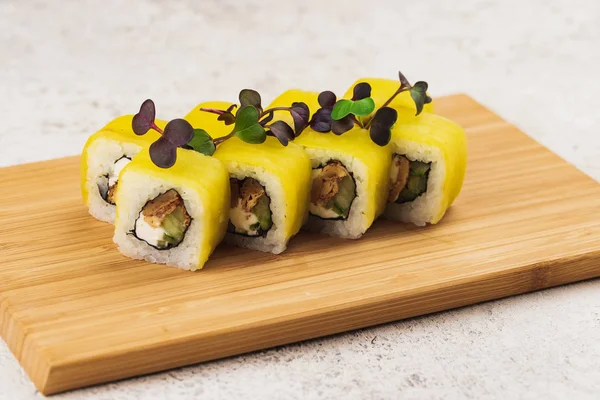 Deliziosi Rotoli Sushi Maki Tavola Legno — Foto Stock