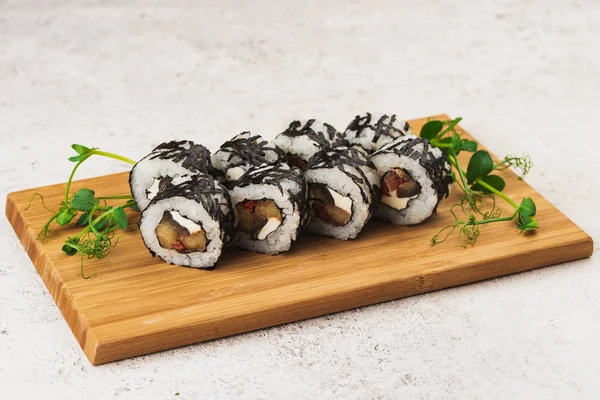 Rolos Sushi Arroz Com Abacate Algas Marinhas Comida Japonesa — Fotografia de Stock